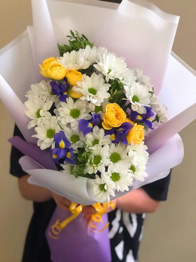 Букет цветов из: Ирисы, Хризантемы и Розы в Кшенский
