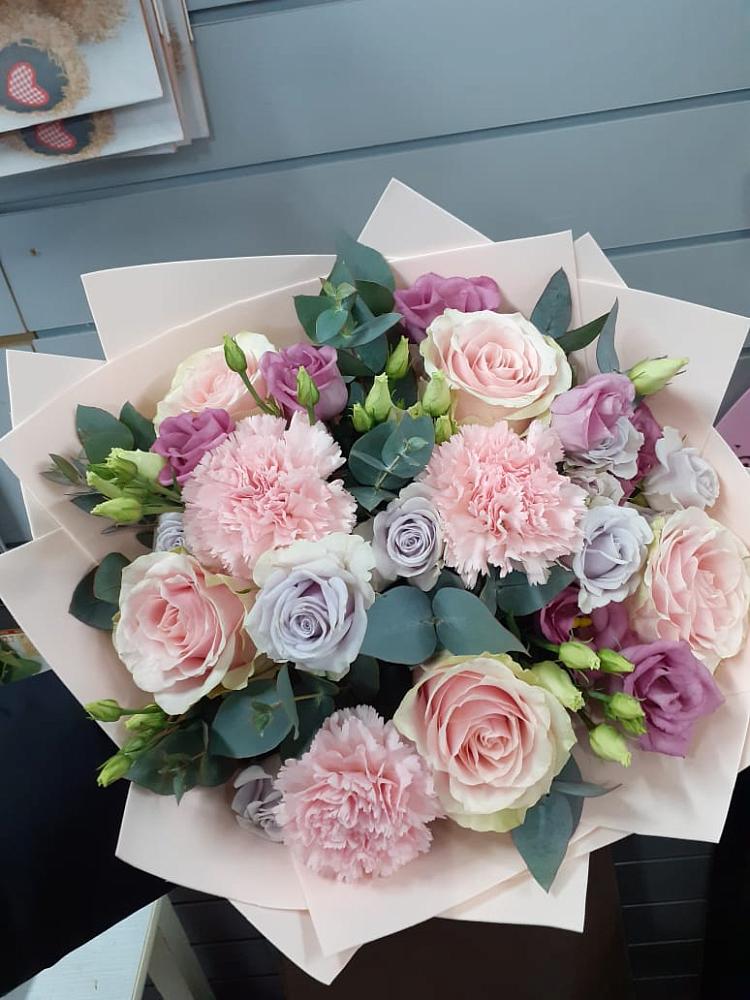 Букет цветов из: Розы, Гвоздики и Лизиантусы в Кшенский